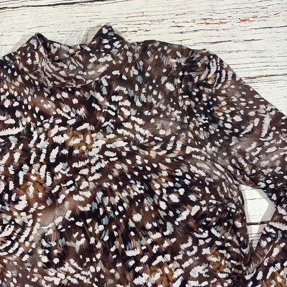 BELLA DAHL MOCK NECK BUTTON BACK TOP - BRUSHED FEATHER PRINT - Picture 8 of 8